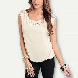 🖤 2/$20 Must Have Cream Top with Necklace
